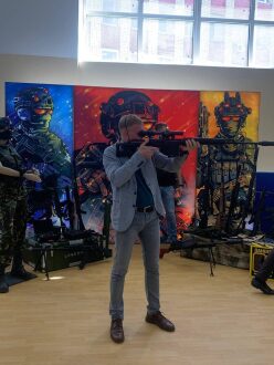 Мужчина прицеливается из снайперской винтовки LASERWAR.